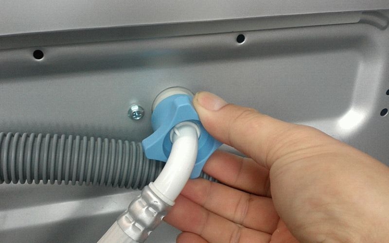 Kiểm tra đường ống trước khi reset máy giặt Panasonic