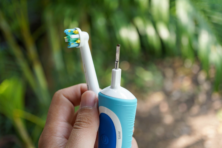 cách sử dụng bàn chải điện Oral B hình 2