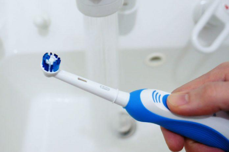 cách sử dụng bàn chải điện Oral B hình 4