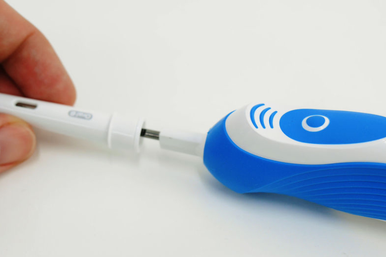 cách sử dụng bàn chải điện Oral B hình 7