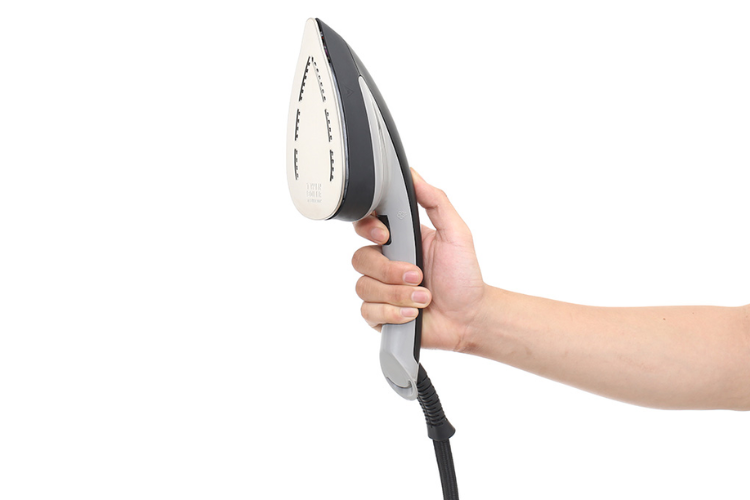 c&aacute;ch sử dụng b&agrave;n ủi hơi nước đứng tefal h&igrave;nh 3
