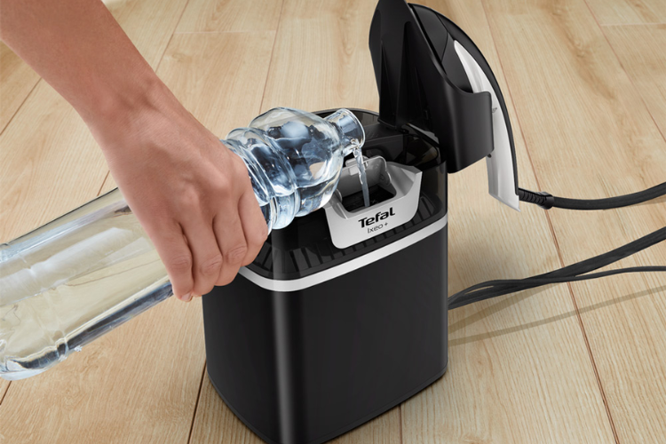 c&aacute;ch sử dụng b&agrave;n ủi hơi nước đứng tefal h&igrave;nh 4