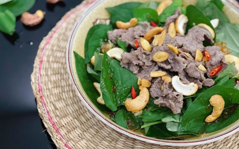 Ăn rau diếp cá kết hợp với các thực phẩm khác giúp giảm táo bón
