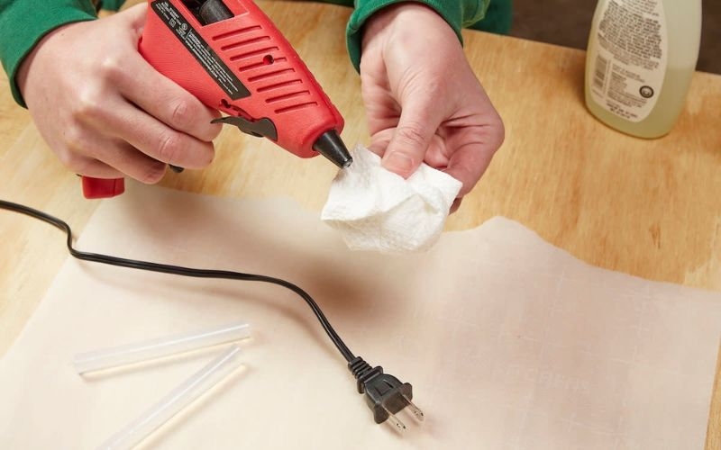 Đảm bảo súng bắn keo không có dư lượng keo cũ