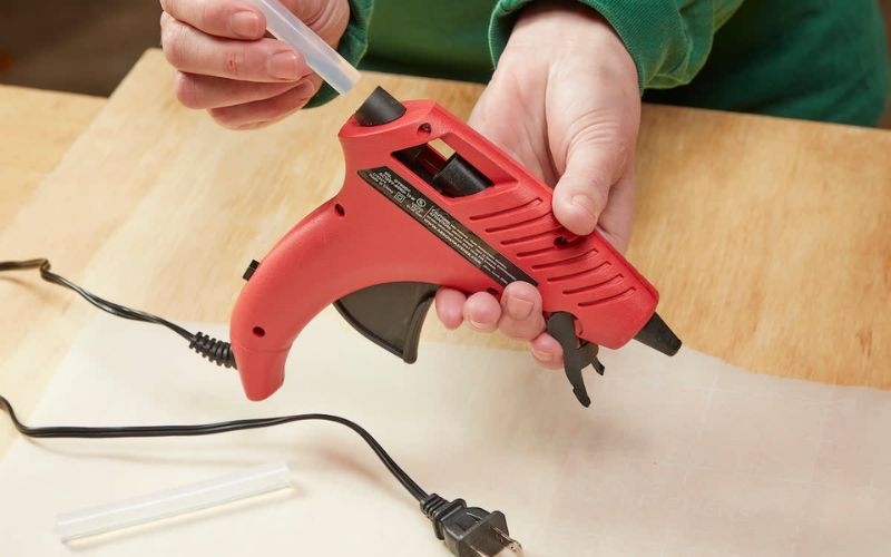 Nạp keo vào súng bắn keo