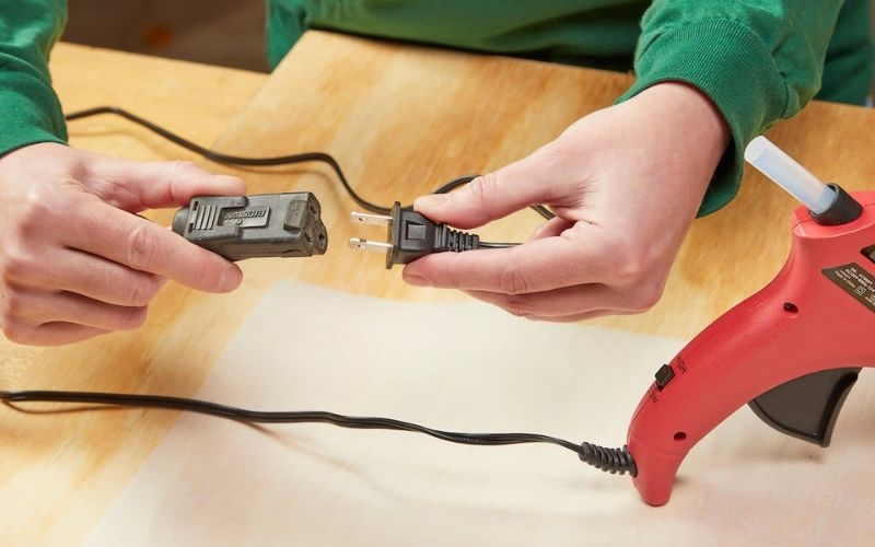 Cắm dây súng bắn keo vào ổ cắm điện