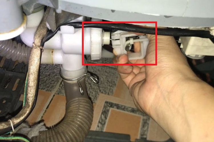 Cách sửa van xả nước máy giặt 3