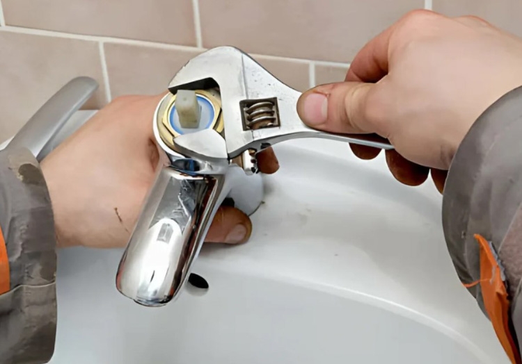 cách sửa vòi nước nóng lạnh chảy yếu - hình 5