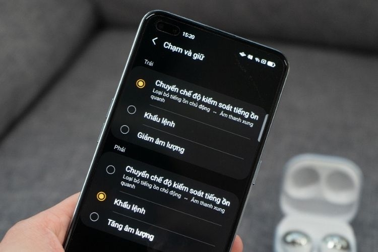 Cách tăng giảm âm lượng Galaxy Buds