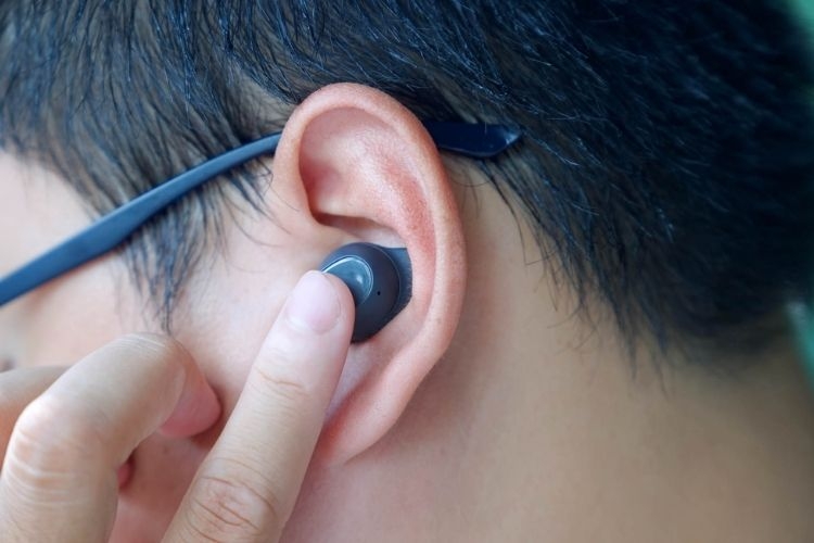 Cách tăng giảm âm lượng Galaxy Buds