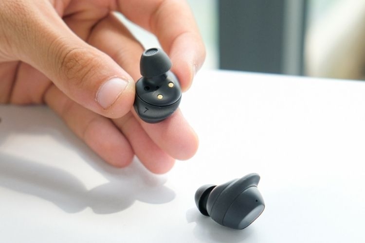 Cách tăng giảm âm lượng Galaxy Buds