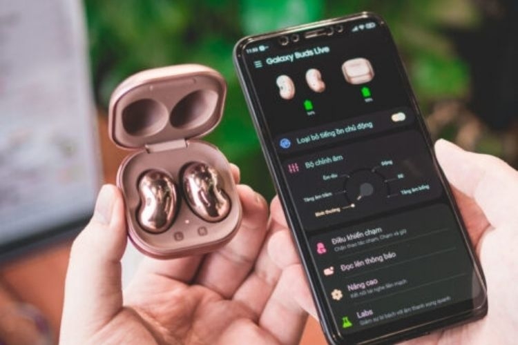 Cách tăng giảm âm lượng Galaxy Buds