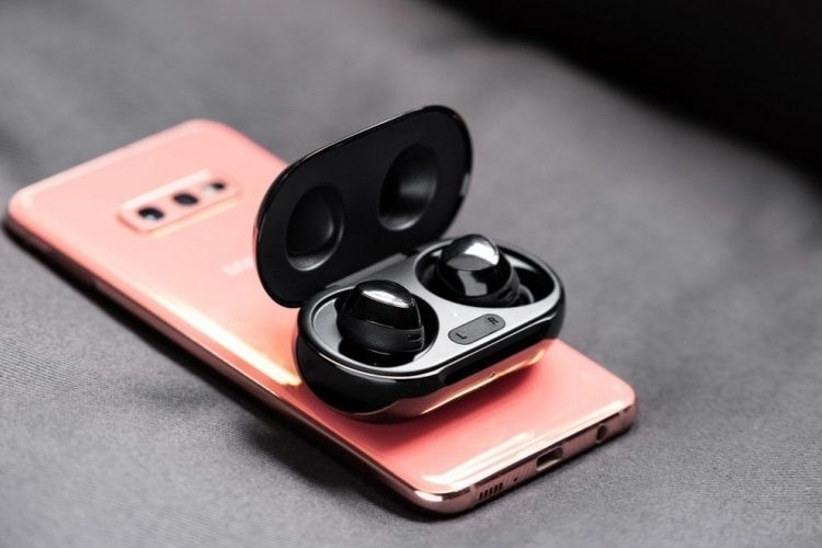 Cách tăng giảm âm lượng Galaxy Buds