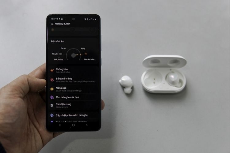 Cách tăng giảm âm lượng Galaxy Buds