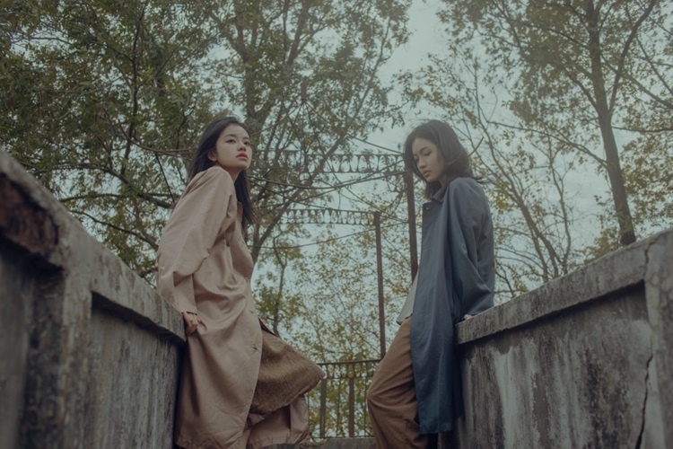 cách tạo dáng chụp ảnh 2 người bạn thân 8