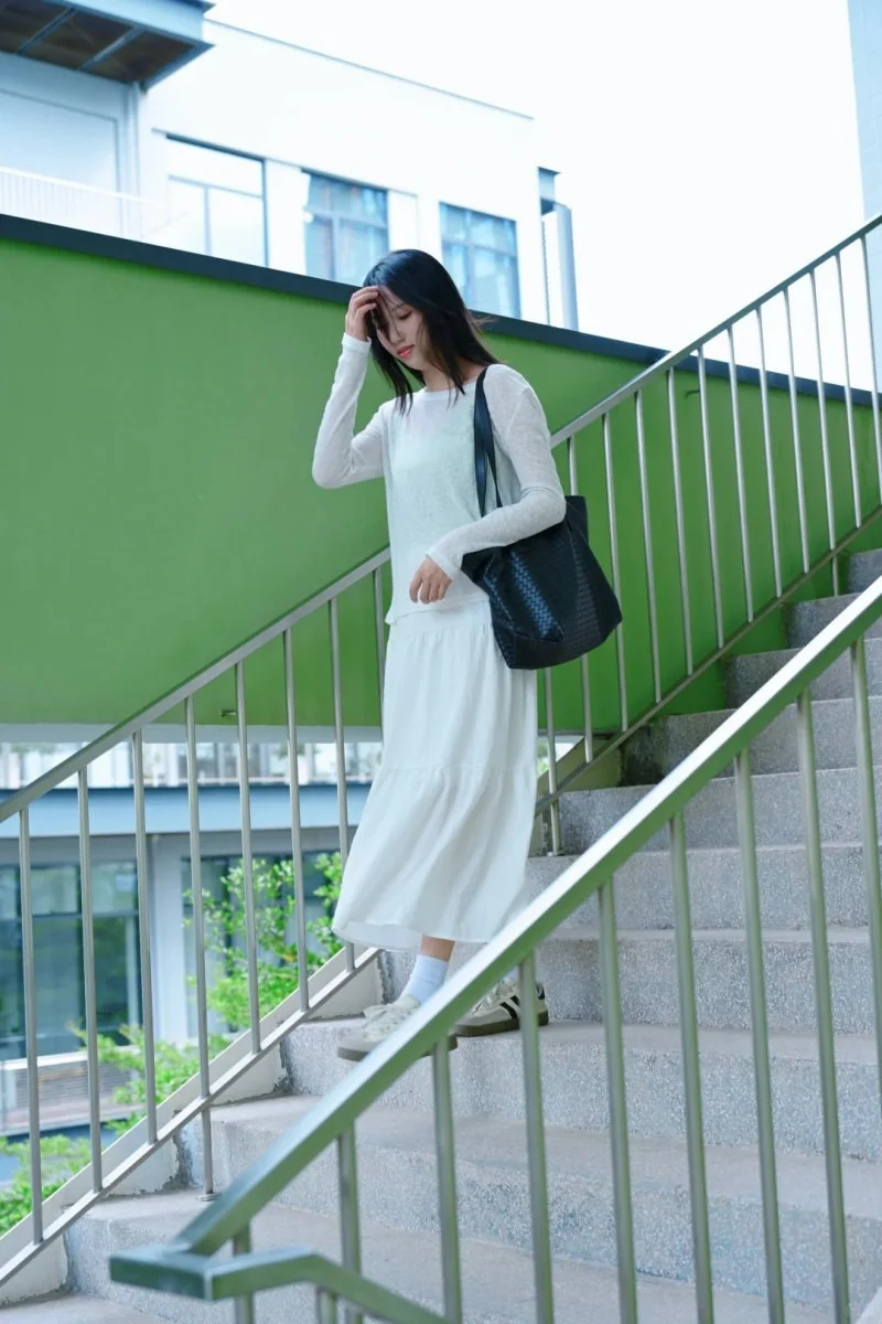 Nhẹ nhàng cúi đầu khi bước trên cầu thang