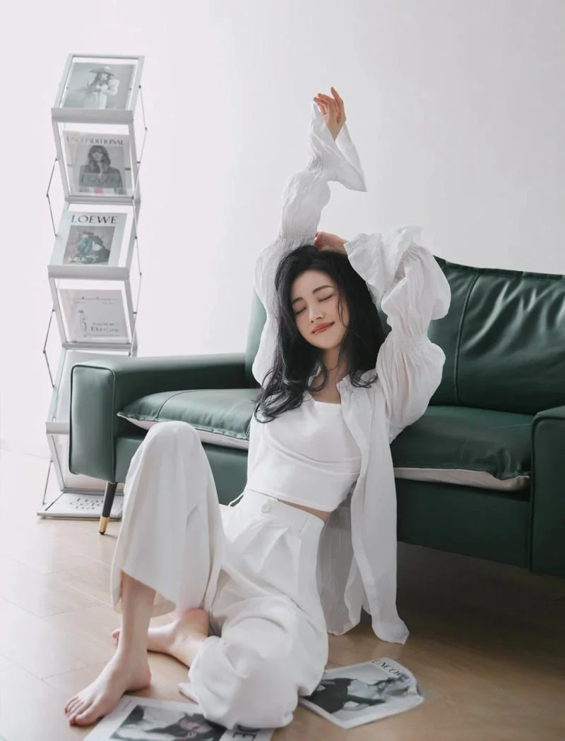 Tựa lưng vào ghế sofa và vươn tay