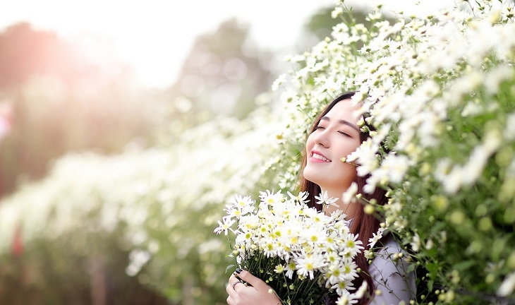 cách tạo dáng chụp ảnh ở vườn hoa