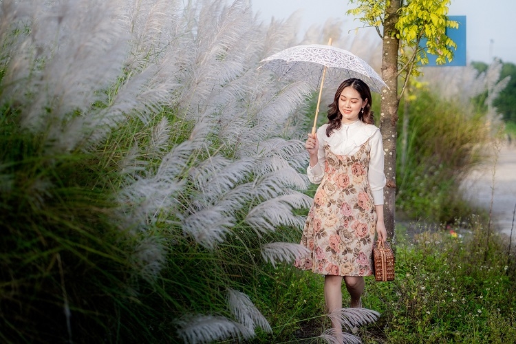 cách tạo dáng chụp ảnh với cỏ lau 11