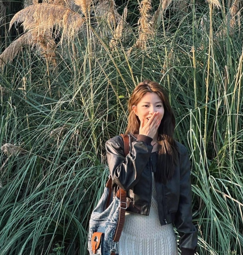 cách tạo dáng chụp ảnh với cỏ lau 4