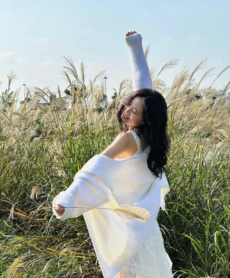 cách tạo dáng chụp ảnh với cỏ lau 7