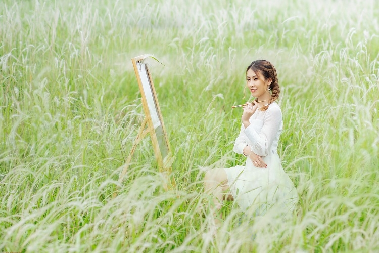 cách tạo dáng chụp ảnh với cỏ lau