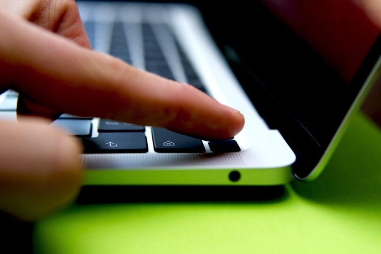 Tắt MacBook bằng nút nguồn 1