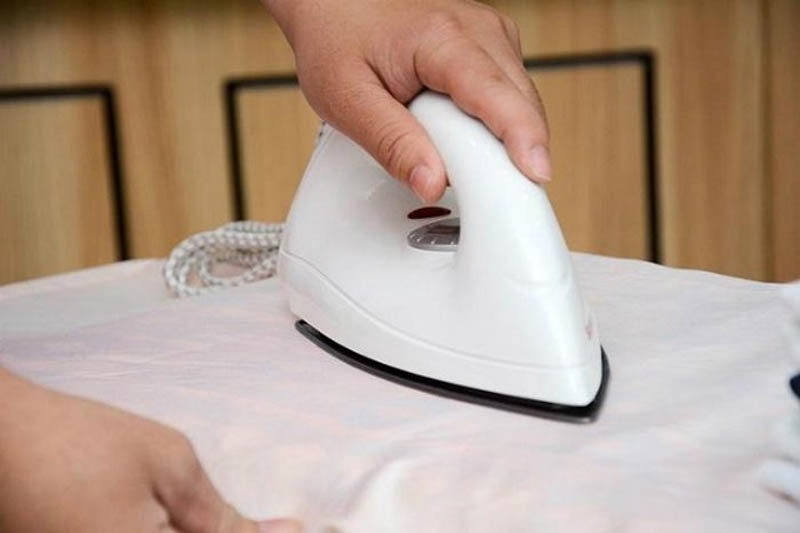 cách tẩy keo dán logo trên áo - hình 3