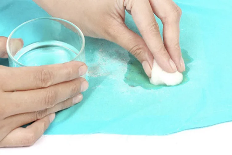 cách tẩy vết sơn đã khô trên quần áo 4