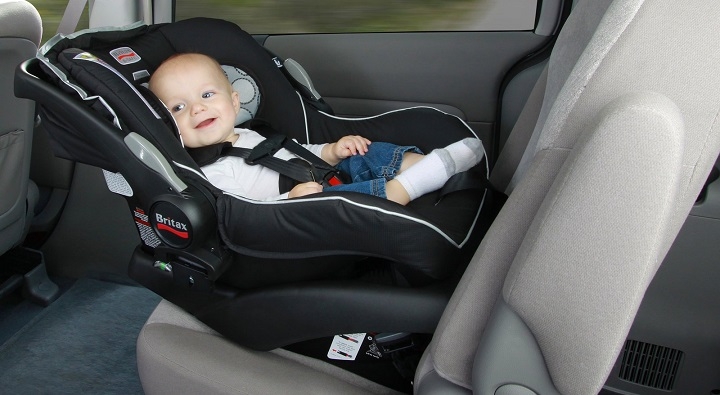 cách thắt dây an toàn cho trẻ đi xe ô tô 3