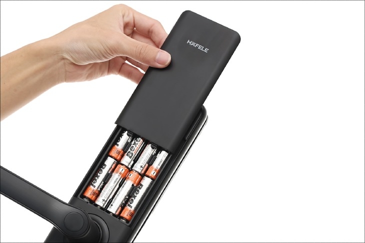 cách thay pin khóa cửa điện tử hình 6