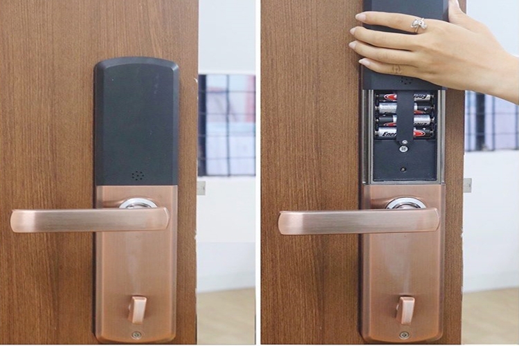 cách thay pin khóa cửa điện tử hình 1