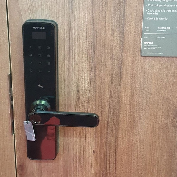 cách thay pin khóa cửa điện tử hình 2