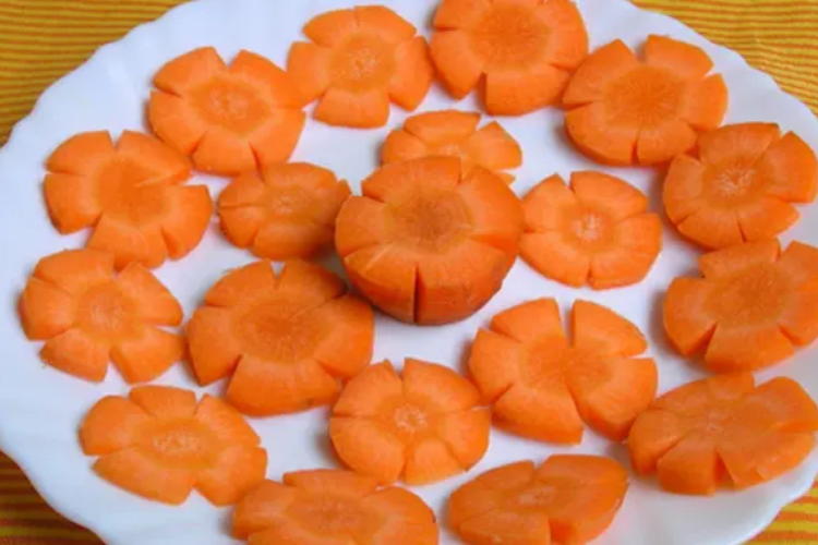 cách tỉa hoa cà rốt hình 3
