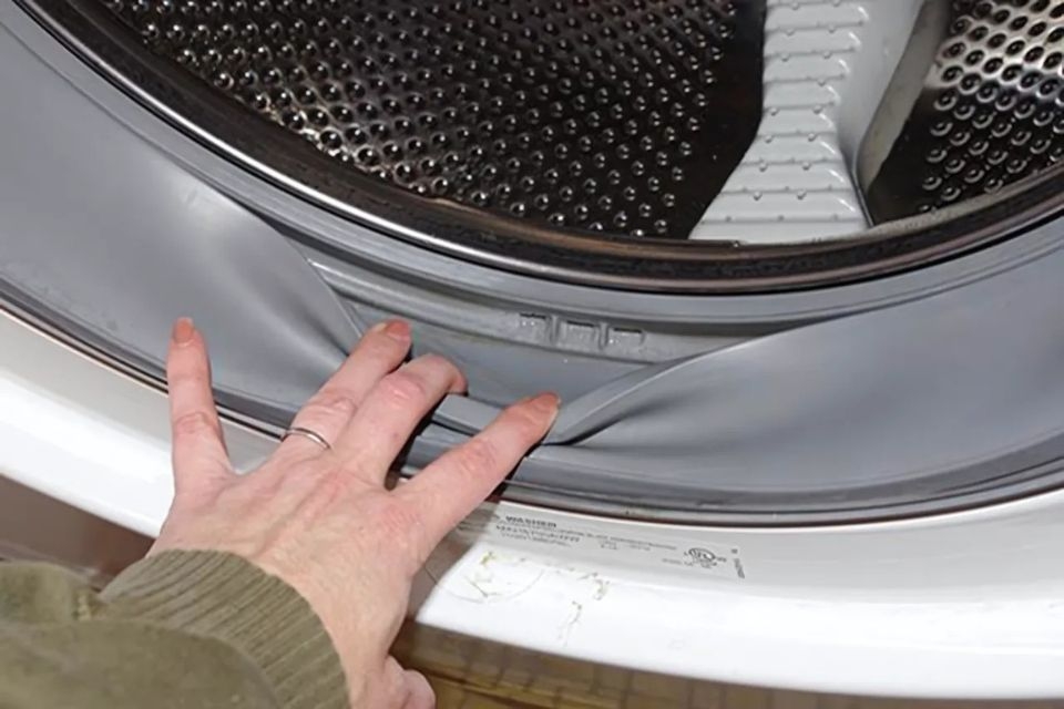 Bật mí cách vệ sinh gioăng cao su máy giặt Electrolux sạch bóng ngay tại nhà