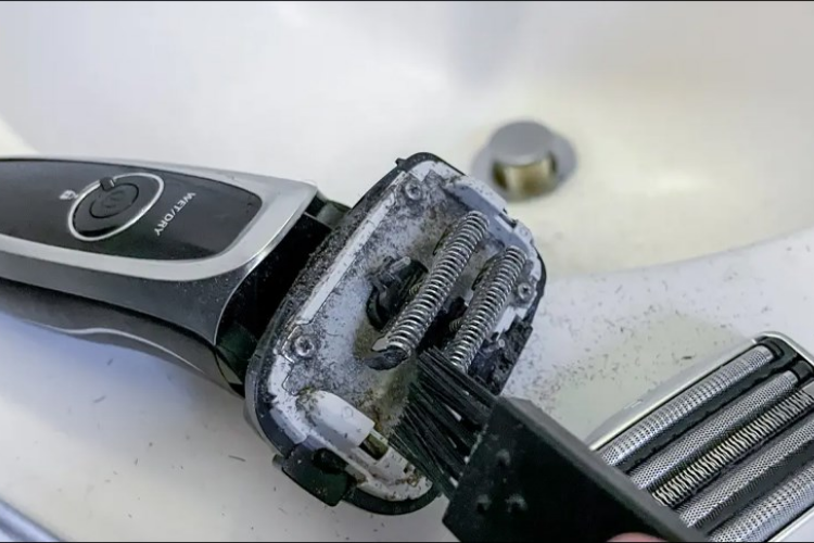 cách vệ sinh máy cạo râu 5