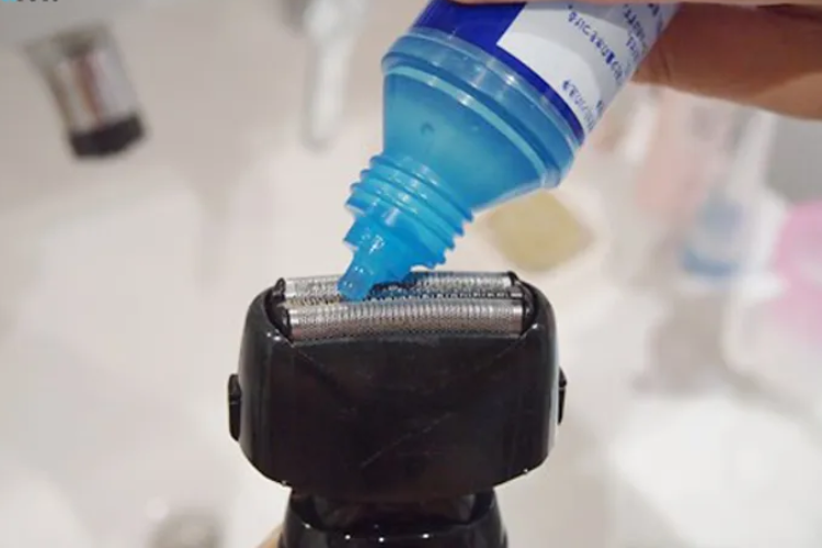 cách vệ sinh máy cạo râu 4