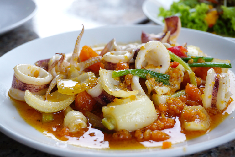 Cách xào mực với hành tây hình 6