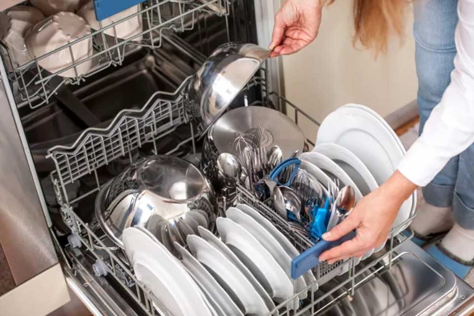 Cách xếp bát vào máy rửa bát được nhiều mà vẫn sạch bong và không tốn thêm điện nước