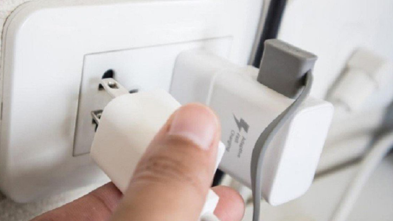 Cắm cục sạc liên tục vào ổ điện có sao không? - hình 3