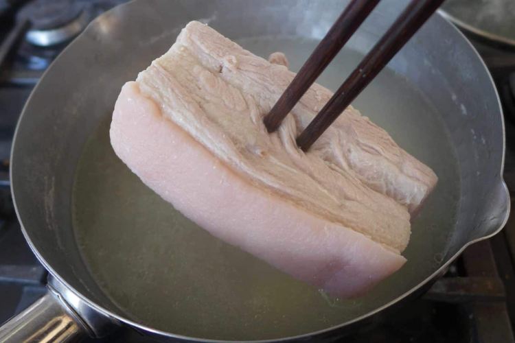 Cắm đũa kiểm tra thịt luộc chín: Bí quyết nấu nướng giúp nồi thịt luôn ngon mềm