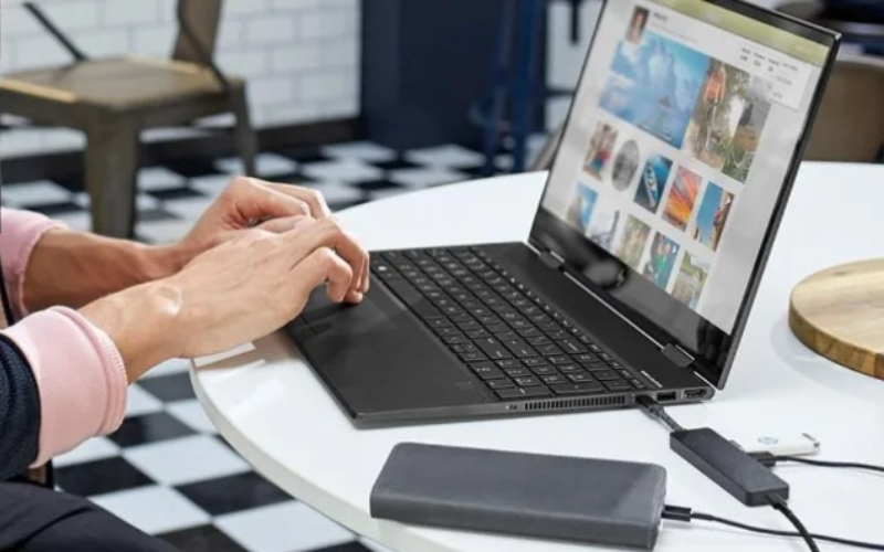 Cắm sạc laptop khi pin đã đầy có hại không? - hình 1