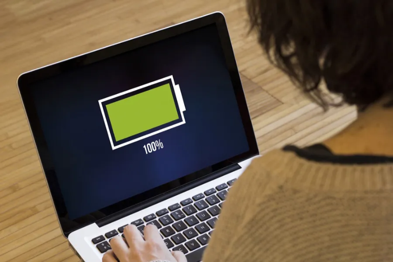 Cắm sạc laptop khi pin đã đầy có hại không? - hình 3