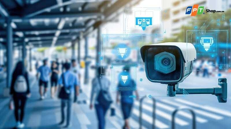 Minh họa camera giám sát tại lối đi đông người cùng các biểu tượng công nghệ