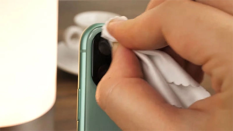 Camera sau iPhone bị mờ hình 3