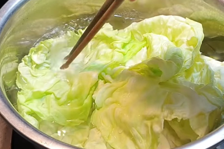 Canh bắp cải cuộn chả chay hình 4
