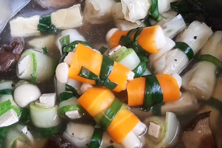 Canh bắp cải cuộn chả chay hình 6