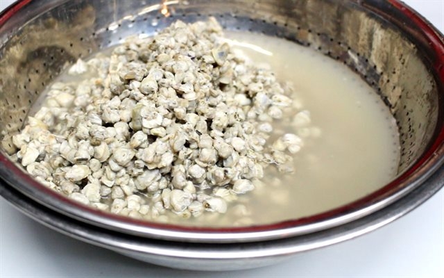 canh bầu nấu hến 4