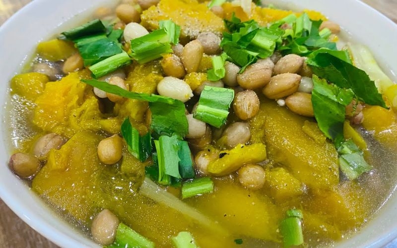 canh bí đỏ đậu phộng chay