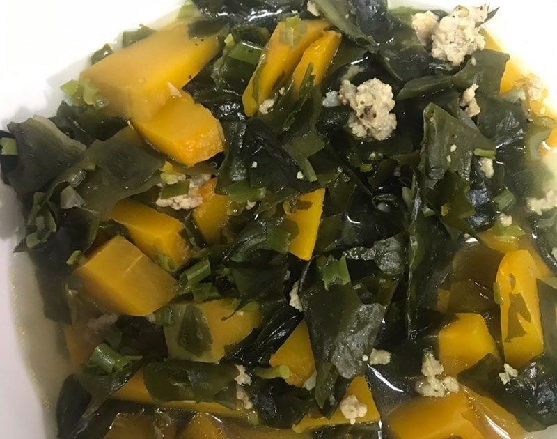 Canh bí đỏ thịt bằm rong biển hình 4